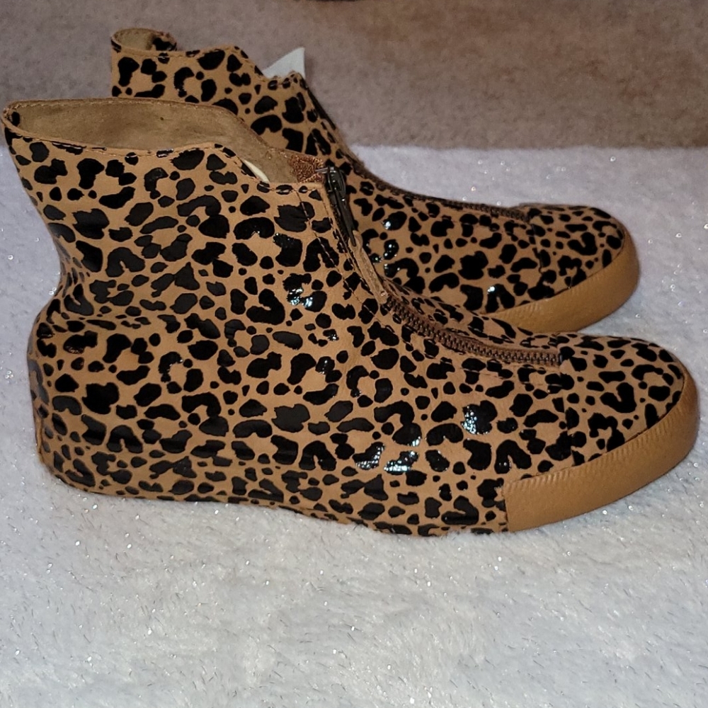 RARE... HARD TO FIND CONVERSE SIZE 8